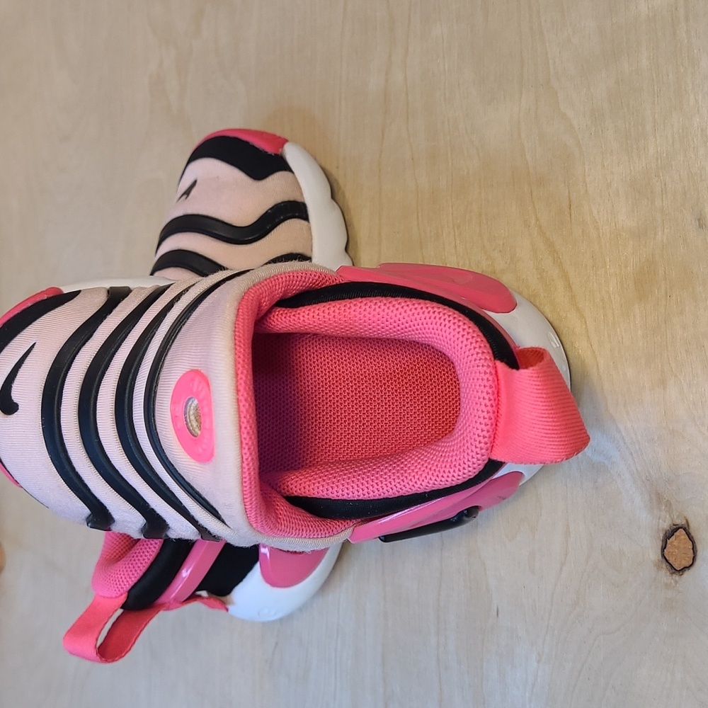 Nike Kids Sneakers Pink and Black - Picture 10 of 10